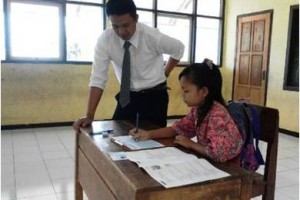 Siswa SDN 3 Jabranti saat mengikuti UN.